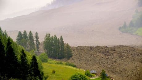 Trozos de un glaciar y una avalancha de lodo y rocas entierran parte de un pueblo suizo