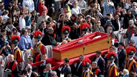 Tod von Papst Franziskus: Papst-Leichnam im Petersdom