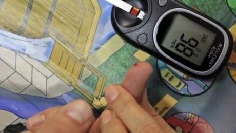 Advierten a los diabéticos del peligro de usar un tipo de glucómetro muy vendido en Internet
