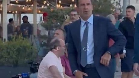Tensión en Lisboa: Figo se encara con aficionados del Barça en la cena oficial