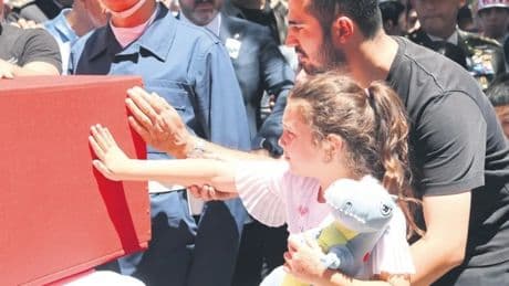 Kızlarından 3 şehide veda