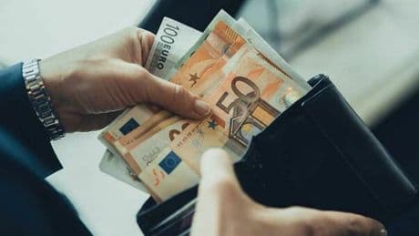 Stipendi, la classifica delle città dove si guadagna meglio in Italia: al Nord il 35% in più rispetto al Sud (ma si lavora 27 giorni in più all'anno)