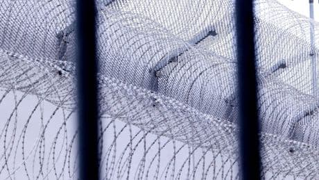 Bericht: Viele Gefängnisse an der Belastungsgrenze