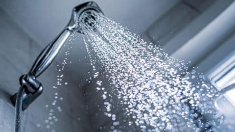 Comment faire des économies d’eau avec un astucieux système sur sa douche