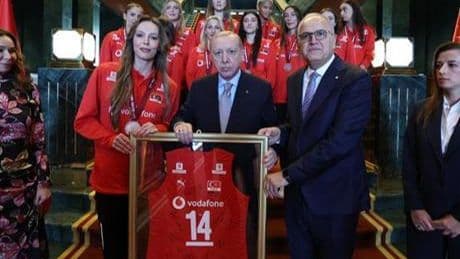 Cumhurbaşkanı Erdoğan A Milli Kadın Voleybol Takımı'nı Külliye'de kabul etti
