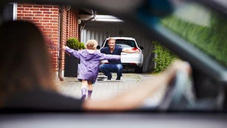 Getrennte Eltern: Eine Woche bei Mama, eine bei Papa – warum das Wechselmodell für Kinder oft gut ist