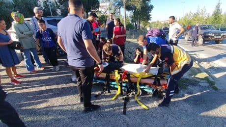 Öğrenci servis minibüsü ile hafif ticari araç çarpıştı: 8'i öğrenci, 9 kişi yaralandı