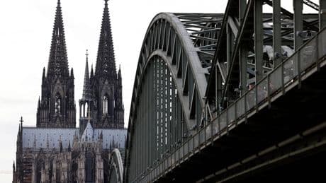 Köln: Klimaaktivisten seilen sich von Hohenzollernbrücke ab