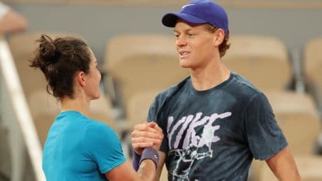 Roland-Garros : quand Loïs Boisson échange des balles avec Jannik Sinner sur le Central avant son quart de finale