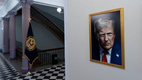 Starke Symbole und warmes Licht: „Niemand mag ein schlechtes Bild von sich selbst“ - Trump lässt Porträt austauschen
