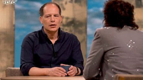 De zelfontleding van zomergast Simon Kuper was superieur, maar sneed juist daarom niet echt