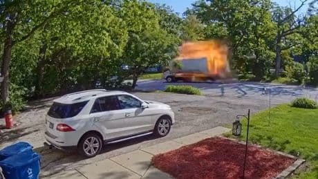Wie aus dem Nichts! - Lkw explodiert während der Fahrt