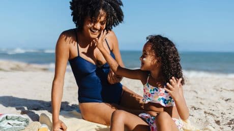 Dit is de beste zonnebrandcrème volgens de VROUW-redactie: ’Je waant je op een tropisch strand’