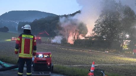 Feuerwehr-Einsatz: 50 Strohballen brennen lichterloh