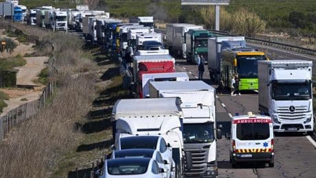 Novedades de tráfico para los conductores: la DGT cambiará la normativa para obligarles a crear un carril de emergencias y les avisará en tiempo real de la llegada de un vehículo de urgencias