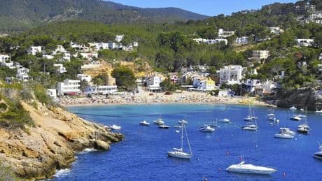 El pueblo de Ibiza ideal para disfrutar de las mejores calas y un bonito atardecer