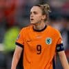 Vivianne Miedema haakt af bij Leeuwinnen, maar hoop op EK blijft: 'Zij is uit hetzelfde hout gesneden als Arjen Robben'