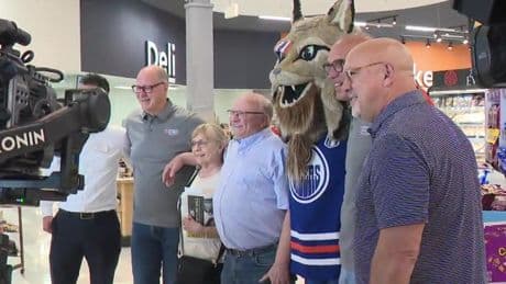 Edmonton grocery shoppers surprised by Oilers alumni with tickets to Game 2