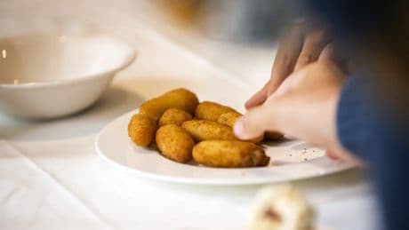 Ni la masa ni el rebozado: el error que cometes al hacer las croquetas está en la temperatura del aceite