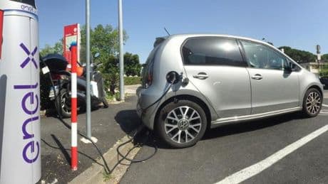 L’auto green in Liguria, i veicoli a basso impatto piacciono. Boom di ibride, ma l’elettrico arranca | Longform