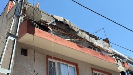 Kağıthane'de binanın balkonu çöktü: Tahliye edilip mühürlendi