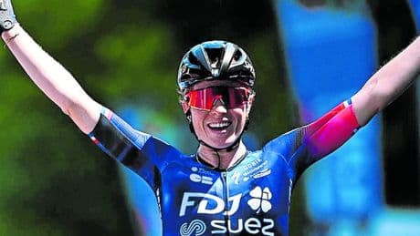 Demi Vollering sentenciala la Itzulia al ganar la última etapa en solitario