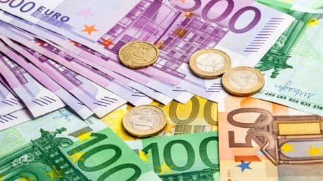 Montants sans précédent dans l'assurance vie, "cap symbolique" de 100 milliards dans l'épargne retraite... Jusqu'où les Français épargneront-ils?