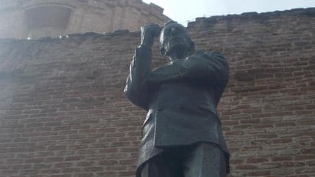 El curioso corte de mangas de Agustín Lara