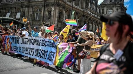Marche des fiertés à Paris : la mobilisation annuelle pour la défense des droits LGBT+ s’est élancée, sous le signe d’un combat « contre l’internationale réactionnaire »
