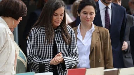 Ayuso acompaña a la reina Letizia en el centenario de la Cuesta de Moyano