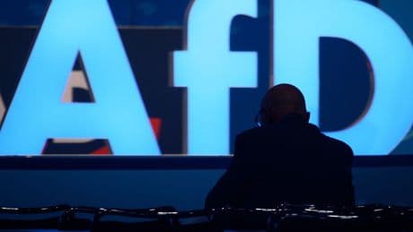 Stillhaltezusage: Verfassungsschutz bezeichnet AfD öffentlich vorläufig nicht mehr als gesichert rechtsextremistisch