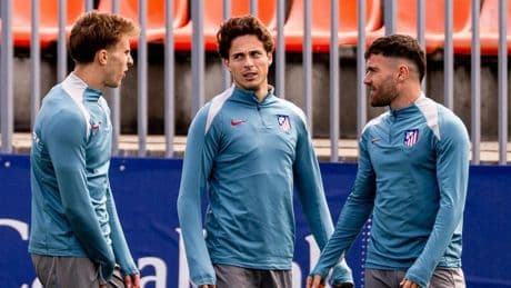 Una baja inesperada en un entrenamiento del Atlético con más público del habitual