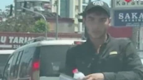 Kırmızı ışıkta cam silip korku salan şahıs yakalandı: 75 suç kaydı çıktı