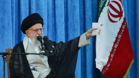 Iran : déclarations de Khamenei, inquiétudes russes et fin de la coopération avec l’AIEA… On fait le point sur la question du nucléaire