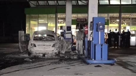Kriminalität: Mann fährt brennendes Auto an Tankstelle und droht mit Axt