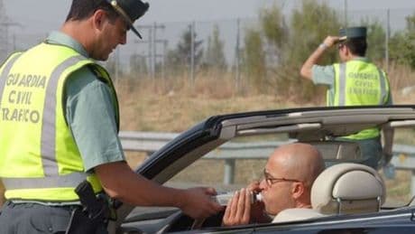 Sustituye al conductor sin carné antes de un control y da positivo en alcohol y cocaína