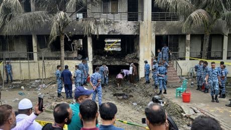 Crash d'un avion militaire sur une école au Bangladesh: le bilan monte à 27 morts