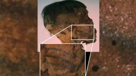 Los tatuajes de una momia recién descubierta dejan perplejos a los arqueólogos