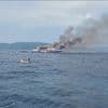 Drie doden na brand op bomvolle veerboot bij Indonesië, opvarenden springen in het water