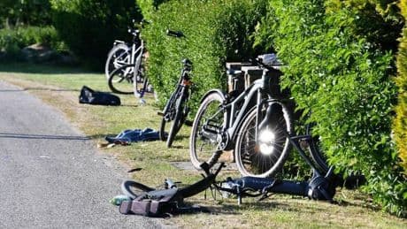 Zes fietsers gewond door aanrijding in Cadzand, vrouw reed onder invloed