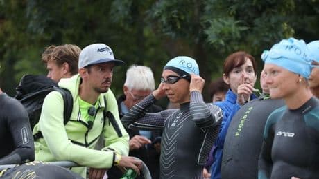 Julie Derron encabeza el Ironman a la salida del pantano