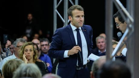 Emmanuel Macron, en mode commando dans la gestion de crise