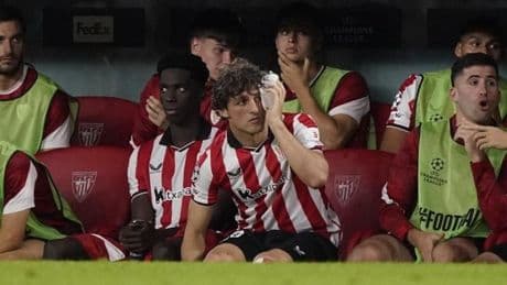El fuerte choque de cabezas entre Mikel Merino y Unai Gómez, sustituido a los 20 minutos de entrar al campo