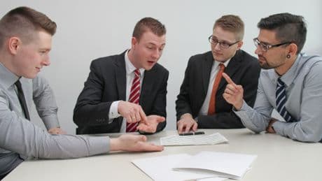 «Que signifie “empathie”?»: plongée satirique dans un cabinet international de consulting