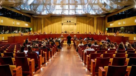 El TJUE propone multar a España con 6,8 millones de euros por retrasar un año la retribución del permiso parental