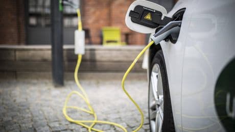 Verbrenner und E-Auto: Preis-Abstand schrumpft