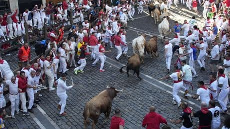 Veloz y atropellado tercer encierro de San Fermín con caídas en cadena y varias cornadas