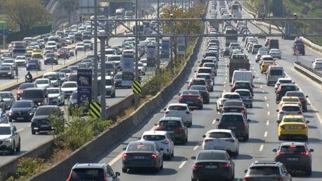 İstanbul'da haftanın ilk iş günü trafik kilitlendi