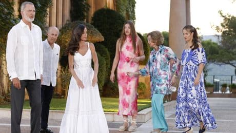 Felipe VI, con guayabera, preside la tradicional recepción en Marivent pendiente de la emérita Sofía y de sus hijas