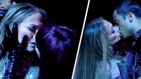 Wereldberoemde zangeres kust met dansers tijdens show